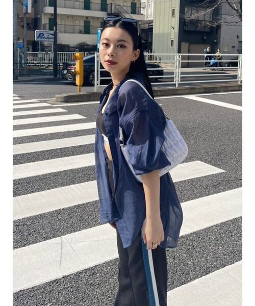 EVRIS（エヴリス）の「シアーオーバーシャツ（シャツ/ブラウス・レディース・ブルー/ネイビー/ホワイト/レッド/ピンク・FREE）」の3枚目の写真