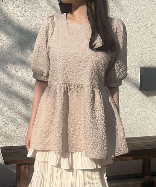 JUNOAH(ジュノア)の「ふくれジャガードペプラムトップス(シャツ/ブラウス・レディース・ホワイト/ピンク/ブラック/モカ/グレー・MEDIUM/LARGE/X-LARGE/SMALL)」の3枚目の写真