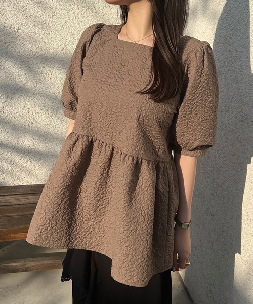 JUNOAH(ジュノア)の「ふくれジャガードペプラムトップス(シャツ/ブラウス・レディース・ホワイト/ピンク/ブラック/モカ/グレー・MEDIUM/LARGE/X-LARGE/SMALL)」の4枚目の写真