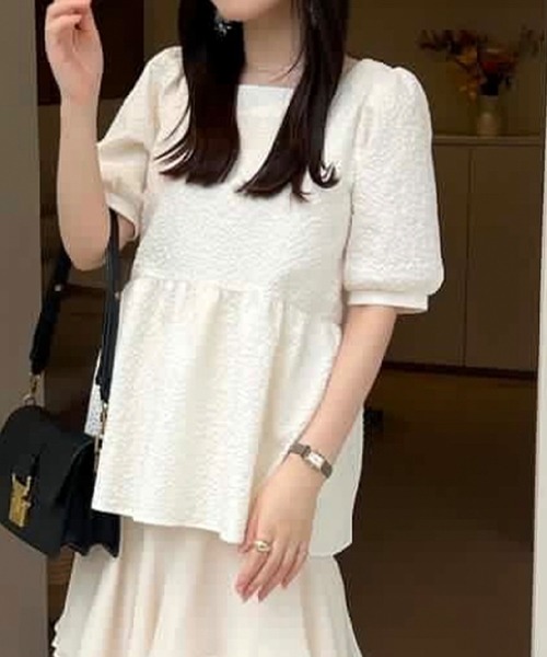 JUNOAH(ジュノア)の「ふくれジャガードペプラムトップス(シャツ/ブラウス・レディース・ホワイト/ピンク/ブラック/モカ/グレー・MEDIUM/LARGE/X-LARGE/SMALL)」の7枚目の写真