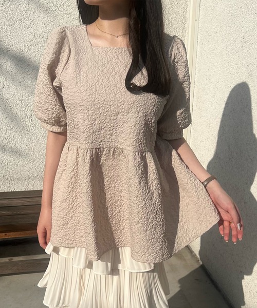 JUNOAH(ジュノア)の「ふくれジャガードペプラムトップス(シャツ/ブラウス・レディース・ホワイト/ピンク/ブラック/モカ/グレー・MEDIUM/LARGE/X-LARGE/SMALL)」の16枚目の写真