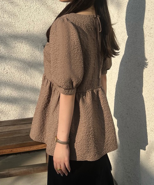 JUNOAH(ジュノア)の「ふくれジャガードペプラムトップス(シャツ/ブラウス・レディース・ホワイト/ピンク/ブラック/モカ/グレー・MEDIUM/LARGE/X-LARGE/SMALL)」の18枚目の写真