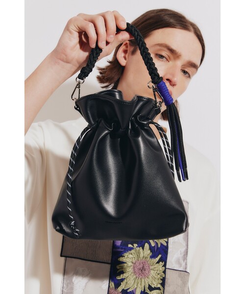 tk.TAKEO KIKUCHI(ティーケータケオキクチ)の「◆ADAMPATEK 別注 シンセティックレザー巾着ショルダーバッグ(ショルダーバッグ・メンズ・ブラック/ブラック系・00)」の2枚目の写真