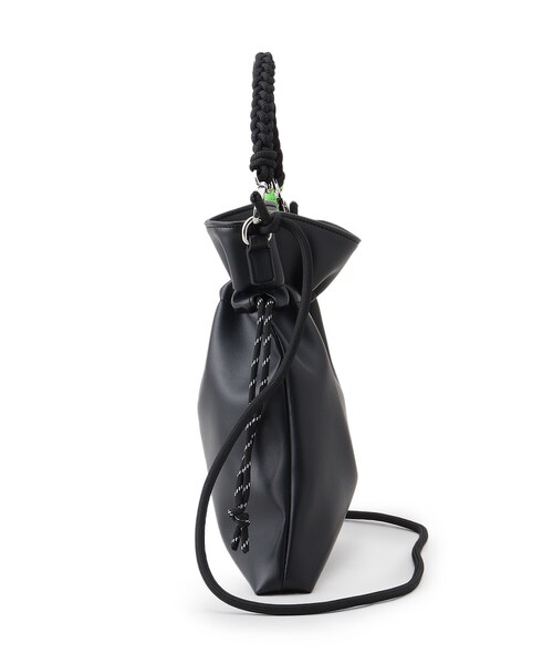 tk.TAKEO KIKUCHI(ティーケータケオキクチ)の「◆ADAMPATEK 別注 シンセティックレザー巾着ショルダーバッグ(ショルダーバッグ・メンズ・ブラック/ブラック系・00)」の5枚目の写真