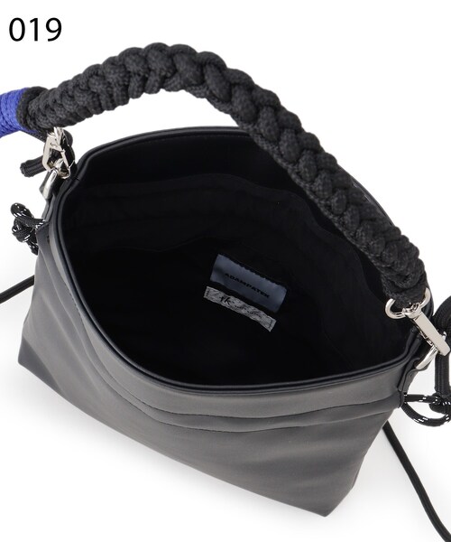 tk.TAKEO KIKUCHI(ティーケータケオキクチ)の「◆ADAMPATEK 別注 シンセティックレザー巾着ショルダーバッグ(ショルダーバッグ・メンズ・ブラック/ブラック系・00)」の8枚目の写真