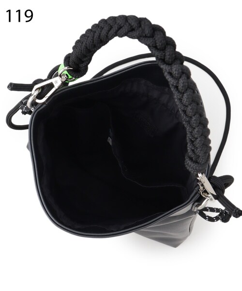 tk.TAKEO KIKUCHI(ティーケータケオキクチ)の「◆ADAMPATEK 別注 シンセティックレザー巾着ショルダーバッグ(ショルダーバッグ・メンズ・ブラック/ブラック系・00)」の9枚目の写真