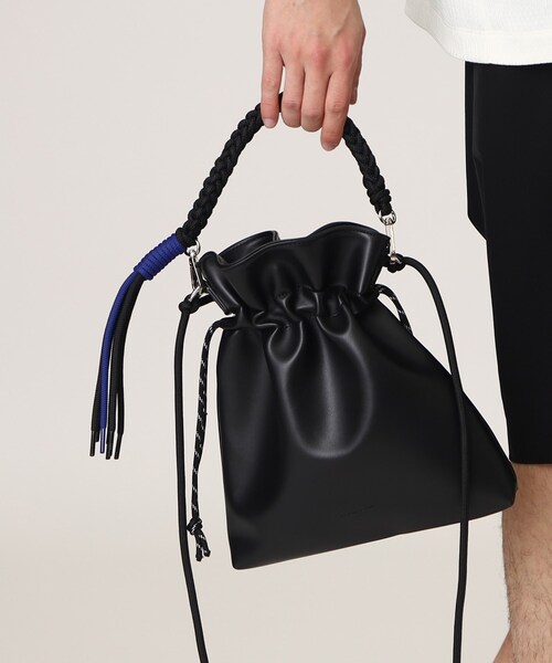 tk.TAKEO KIKUCHI(ティーケータケオキクチ)の「◆ADAMPATEK 別注 シンセティックレザー巾着ショルダーバッグ(ショルダーバッグ・メンズ・ブラック/ブラック系・00)」の11枚目の写真