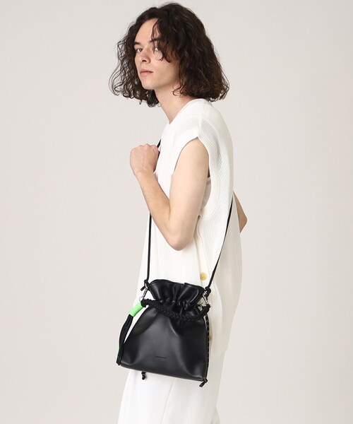 tk.TAKEO KIKUCHI(ティーケータケオキクチ)の「◆ADAMPATEK 別注 シンセティックレザー巾着ショルダーバッグ(ショルダーバッグ・メンズ・ブラック/ブラック系・00)」の16枚目の写真