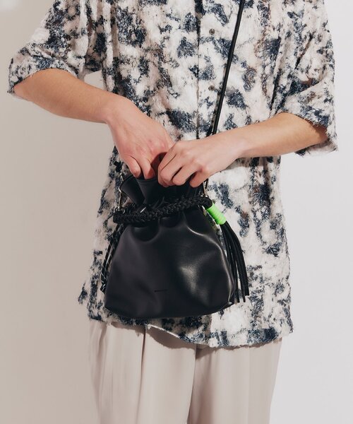 tk.TAKEO KIKUCHI(ティーケータケオキクチ)の「◆ADAMPATEK 別注 シンセティックレザー巾着ショルダーバッグ(ショルダーバッグ・メンズ・ブラック/ブラック系・00)」の19枚目の写真