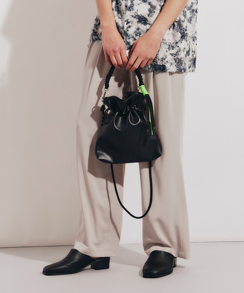 tk.TAKEO KIKUCHI(ティーケータケオキクチ)の「◆ADAMPATEK 別注 シンセティックレザー巾着ショルダーバッグ(ショルダーバッグ・メンズ・ブラック/ブラック系・00)」の20枚目の写真