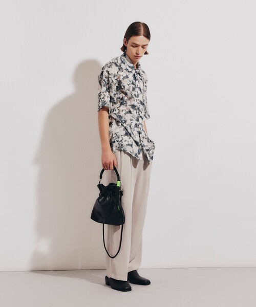 tk.TAKEO KIKUCHI(ティーケータケオキクチ)の「◆ADAMPATEK 別注 シンセティックレザー巾着ショルダーバッグ(ショルダーバッグ・メンズ・ブラック/ブラック系・00)」の22枚目の写真