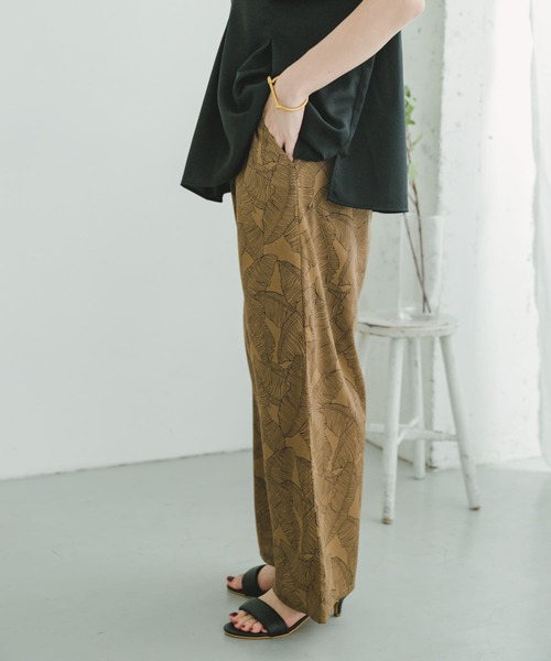 ITEMS URBANRESEARCH（アイテムズ アーバンリサーチ）の「リーフプリントイージーパンツ（その他パンツ・レディース・キャメル/グリーン系その他/ブラック・FREE）」の5枚目の写真