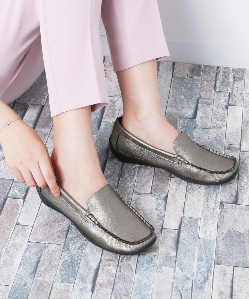 LUGG NAGG（ラグナグ）の「牛革 カウレザー ドライビングサブリナシューズ（モカシン/デッキシューズ・レディース・ブラック/ホワイト/ガンメタ/シルバー・24.0cm/23.5cm/23.0cm/24.5cm/22.5cm）」の4枚目の写真