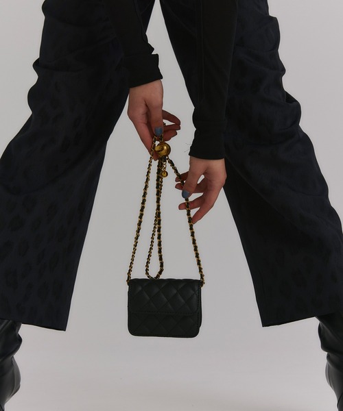 NOISE MAKER（ノイズメーカー）の「スクエアミニチェーンショルダー（ショルダーバッグ・レディース・ブラック・FREE）」の2枚目の写真