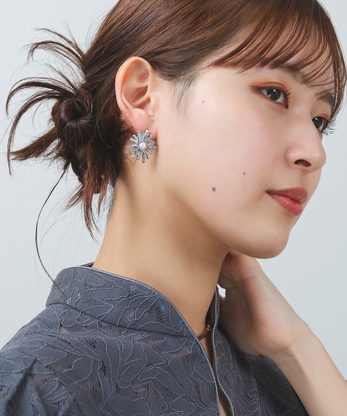 Kana(カナ)の「シャープ フラワーモチーフ スタッド ピアス パーティー 結婚式 お呼ばれ オケージョン(ピアス(両耳用)・レディース・シルバー/ゴールド・フリー)」の3枚目の写真