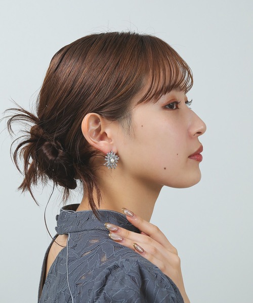 Kana(カナ)の「シャープ フラワーモチーフ スタッド ピアス パーティー 結婚式 お呼ばれ オケージョン(ピアス(両耳用)・レディース・シルバー/ゴールド・フリー)」の6枚目の写真