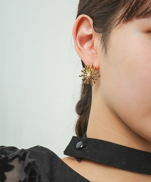 Kana(カナ)の「シャープ フラワーモチーフ スタッド ピアス パーティー 結婚式 お呼ばれ オケージョン(ピアス(両耳用)・レディース・シルバー/ゴールド・フリー)」の7枚目の写真