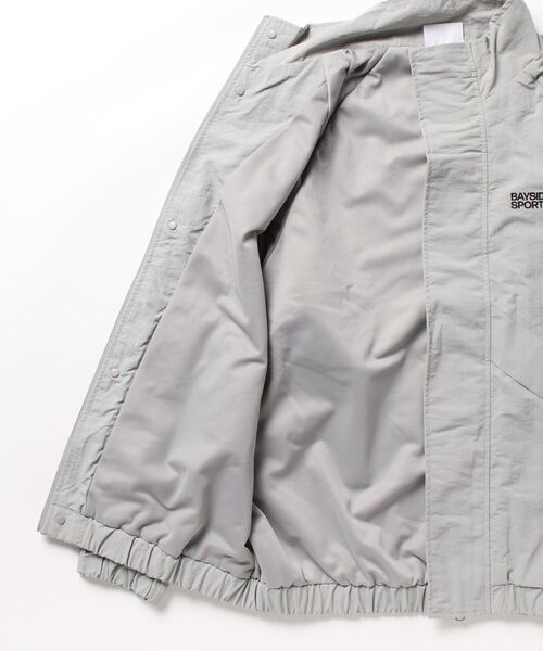 SPINNS（スピンズ）の「【ユニセックスで着用可能】スタンドカラー ナイロンブルゾン セットアップ可能（ナイロンジャケット・メンズ・グレー/カーキ/ブラック・ONESIZE）」の5枚目の写真