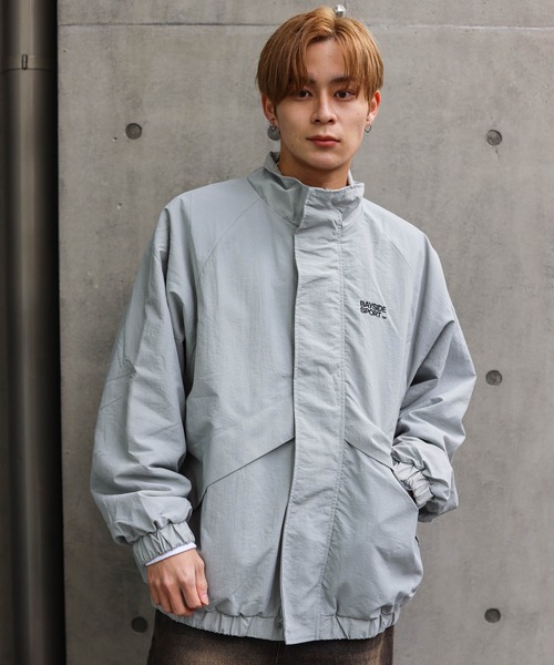 SPINNS（スピンズ）の「【ユニセックスで着用可能】スタンドカラー ナイロンブルゾン セットアップ可能（ナイロンジャケット・メンズ・グレー/カーキ/ブラック・ONESIZE）」の3枚目の写真