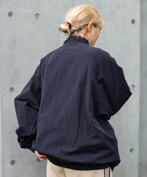 SPINNS（スピンズ）の「【ユニセックスで着用可能】スタンドカラー ナイロンブルゾン セットアップ可能（ナイロンジャケット・メンズ・グレー/カーキ/ブラック・ONESIZE）」の13枚目の写真