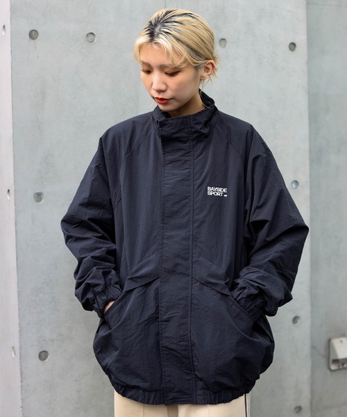 SPINNS（スピンズ）の「【ユニセックスで着用可能】スタンドカラー ナイロンブルゾン セットアップ可能（ナイロンジャケット・メンズ・グレー/カーキ/ブラック・ONESIZE）」の10枚目の写真