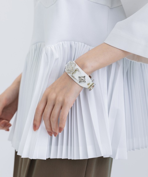 美品！TOGA ダブルバックル　レザーバングル TOGA（トーガ）の「【TOGA TOO/トーガトゥ】Double buckle
