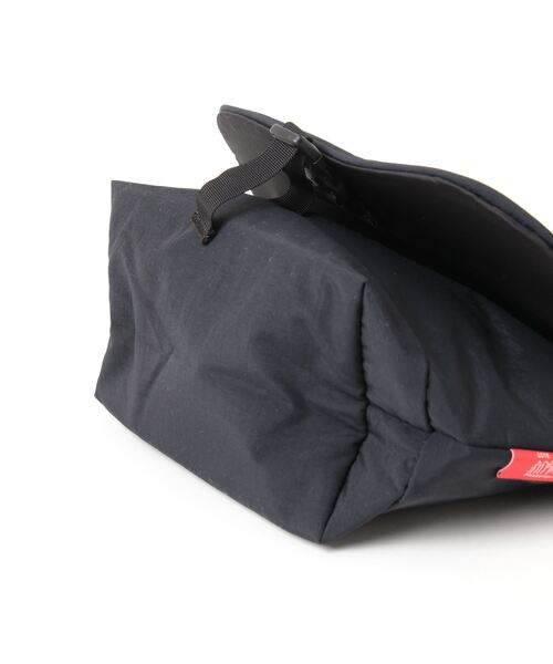 Manhattan Portage（マンハッタンポーテージ）の「Nylon Messenger Slim Flap Zipper Pocket Padded Nylon Taffeta（メッセンジャーバッグ・メンズ・ブラック/オリーブ・SMALL）」の19枚目の写真