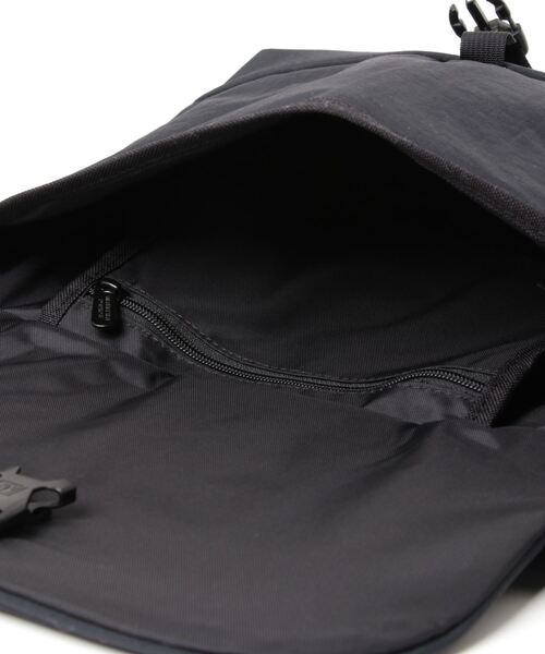 Manhattan Portage（マンハッタンポーテージ）の「Nylon Messenger Slim Flap Zipper Pocket Padded Nylon Taffeta（メッセンジャーバッグ・メンズ・ブラック/オリーブ・SMALL）」の20枚目の写真