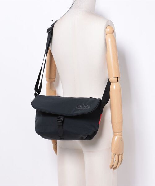 Manhattan Portage（マンハッタンポーテージ）の「Nylon Messenger Slim Flap Zipper Pocket Padded Nylon Taffeta（メッセンジャーバッグ・メンズ・ブラック/オリーブ・SMALL）」の21枚目の写真