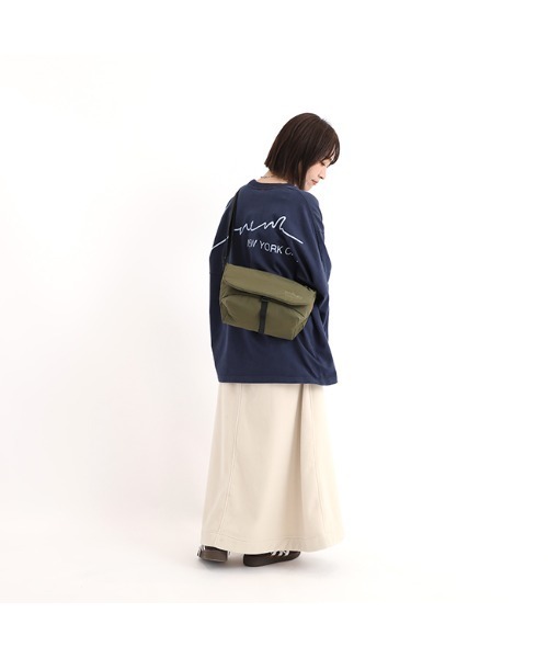 Manhattan Portage（マンハッタンポーテージ）の「Nylon Messenger Slim Flap Zipper Pocket Padded Nylon Taffeta（メッセンジャーバッグ・メンズ・ブラック/オリーブ・SMALL）」の14枚目の写真