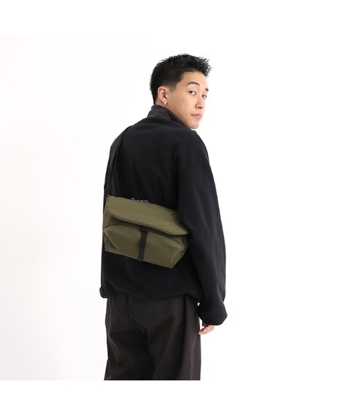 Manhattan Portage（マンハッタンポーテージ）の「Nylon Messenger Slim Flap Zipper Pocket Padded Nylon Taffeta（メッセンジャーバッグ・メンズ・ブラック/オリーブ・SMALL）」の15枚目の写真