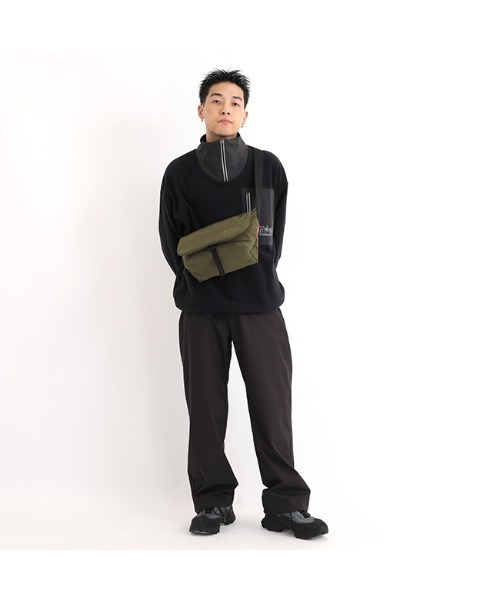 Manhattan Portage（マンハッタンポーテージ）の「Nylon Messenger Slim Flap Zipper Pocket Padded Nylon Taffeta（メッセンジャーバッグ・メンズ・ブラック/オリーブ・SMALL）」の16枚目の写真