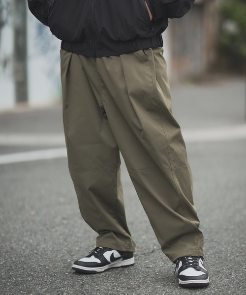 improves（インプローブス）の「ナチュラルストレッチ ワイド チノパンツ（チノパンツ・メンズ・ブラウン/カーキ/グレイッシュベージュ/ブルー/グリーン/ブラック/ホワイト・MEDIUM/X-LARGE/LARGE）」の2枚目の写真