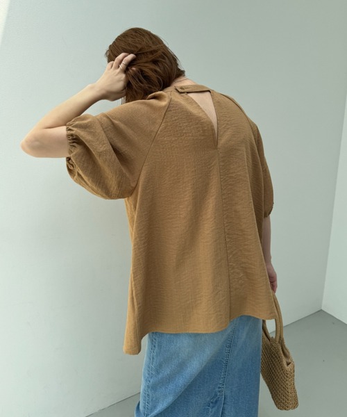 y/m(イム)の「レーヨンスラブランタンスリーブトップス(シャツ/ブラウス・レディース・アイボリー/ブラック/ベージュ/レッド・FREE)」の4枚目の写真