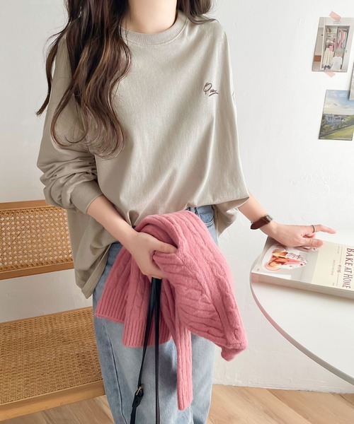 classicalelf（クラシカルエルフ）の「シンプルカジュアルを格上げ。綿100%ワンポイント胸刺繍シンプル オーバーサイズ ロンTee（Tシャツ/カットソー・レディース・ピンクベージュ/ブラック/オートミール/オフホワイト/グレイッシュベージュ・X-LARGE/LARGE/MEDIUM/SMALL）」の4枚目の写真