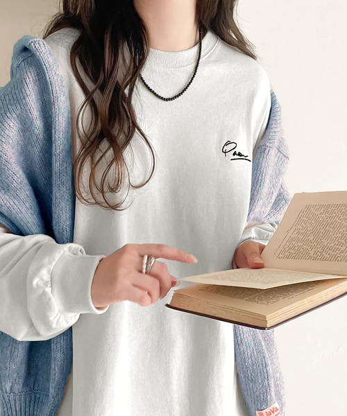 classicalelf（クラシカルエルフ）の「シンプルカジュアルを格上げ。綿100%ワンポイント胸刺繍シンプル オーバーサイズ ロンTee（Tシャツ/カットソー・レディース・ピンクベージュ/ブラック/オートミール/オフホワイト/グレイッシュベージュ・X-LARGE/LARGE/MEDIUM/SMALL）」の8枚目の写真