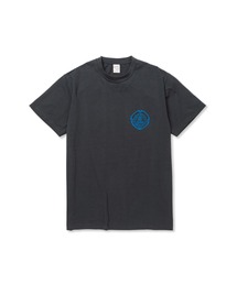 CALEE（キャリー）の「STRETCH EMBLEM LOGO TEE ＜NATURALLY PAINT DESIGN＞（Tシャツ/カットソー）」