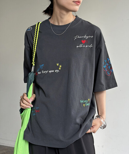 CPCM(シーピーシーエム)の「落書き刺繍T2(Tシャツ/カットソー・レディース・チャコールグレー/ホワイト/オレンジ/グレー・MEDIUM/LARGE)」の1枚目の写真