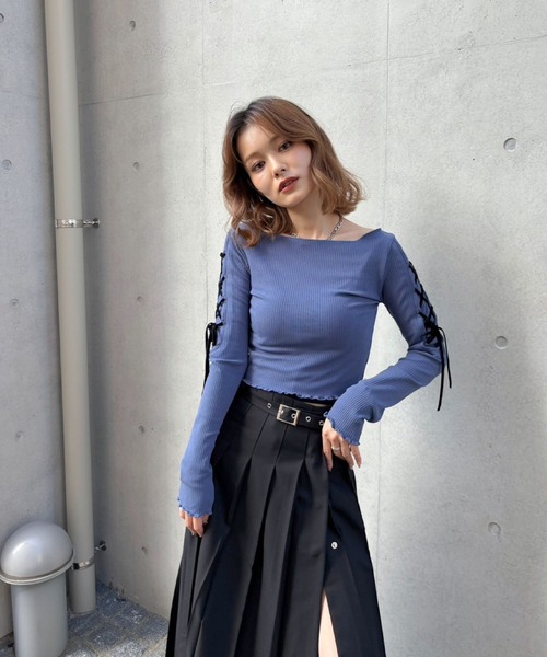 ENVYM(アンビー)の「ショルダーリボントップス(Tシャツ/カットソー・レディース・ホワイト/ブラック/ブルー・FREE)」の2枚目の写真