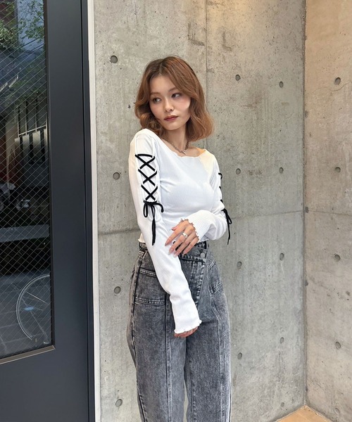 ENVYM(アンビー)の「ショルダーリボントップス(Tシャツ/カットソー・レディース・ホワイト/ブラック/ブルー・FREE)」の9枚目の写真