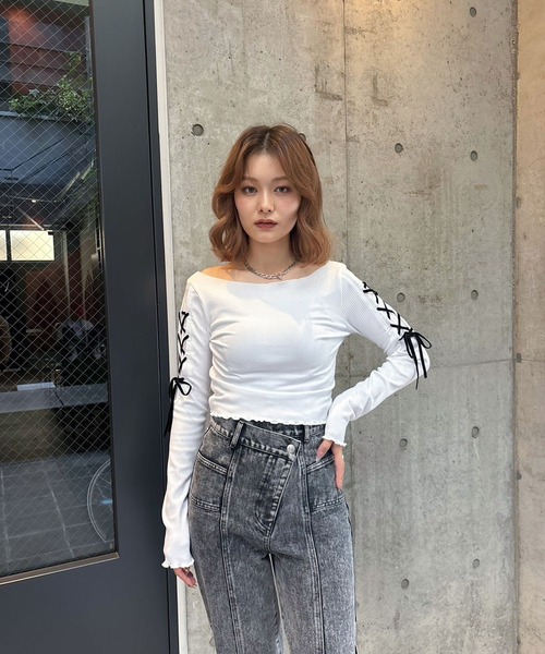 ENVYM(アンビー)の「ショルダーリボントップス(Tシャツ/カットソー・レディース・ホワイト/ブラック/ブルー・FREE)」の11枚目の写真