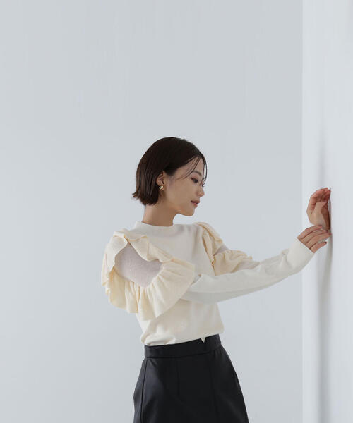 NATURAL BEAUTY BASIC（ナチュラルビューティーベーシック）の「◇アゼフリルショルダーニット（ニット/セーター・レディース・ブラック/オフホワイト/ブルー/ピンク・FREE）」の2枚目の写真