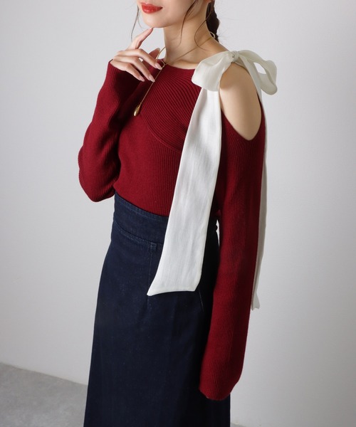 LAULEN（ローレン）の「ribbon off shoulder knit pullover /肩リボン オフショルダー ニット（ニット/セーター・レディース・ブラウン/レッド/ブラック・FREE）」の4枚目の写真