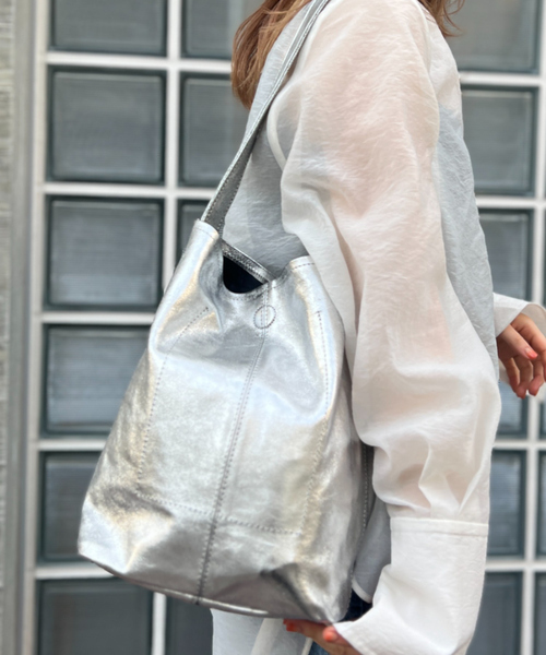 Morphee（モルフェ）の「【Morphee / モルフェ】CYLINDER S　レザーショルダーバッグ（トートバッグ・レディース・シルバー・フリー）」の9枚目の写真