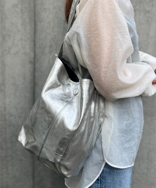 Morphee（モルフェ）の「【Morphee / モルフェ】CYLINDER S　レザーショルダーバッグ（トートバッグ・レディース・シルバー・フリー）」の6枚目の写真