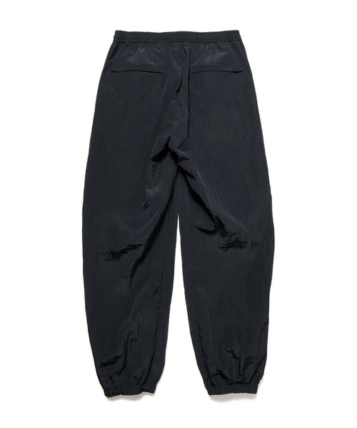 uniform experiment(ユニフォームエクスペリメント)の「CRYSTAL NYLON LOOSE FIT JOGGER PANTS(その他パンツ・メンズ・ブラック/グレー/イエロー/ネイビー・3/2/1/4)」の9枚目の写真