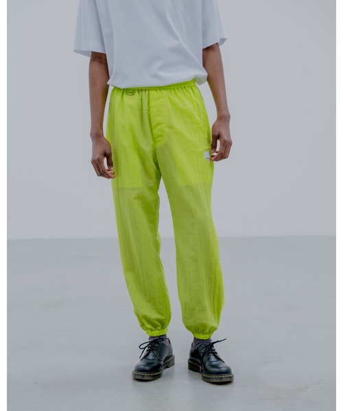 uniform experiment(ユニフォームエクスペリメント)の「CRYSTAL NYLON LOOSE FIT JOGGER PANTS(その他パンツ・メンズ・ブラック/グレー/イエロー/ネイビー・3/2/1/4)」の5枚目の写真