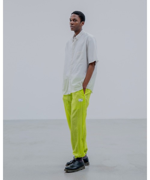 uniform experiment(ユニフォームエクスペリメント)の「CRYSTAL NYLON LOOSE FIT JOGGER PANTS(その他パンツ・メンズ・ブラック/グレー/イエロー/ネイビー・3/2/1/4)」の6枚目の写真