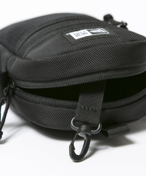 NEW ERA（ニューエラ）の「NEW ERA/ニューエラ ショルダーバッグ SHOULDER POUCH ショルダーポーチ 1.7L 14521313/14521317/14398027/14750861（ショルダーバッグ・メンズ・ブラック/ブラック×ホワイト/サンドベージュ/ネイビー・FREE）」の21枚目の写真