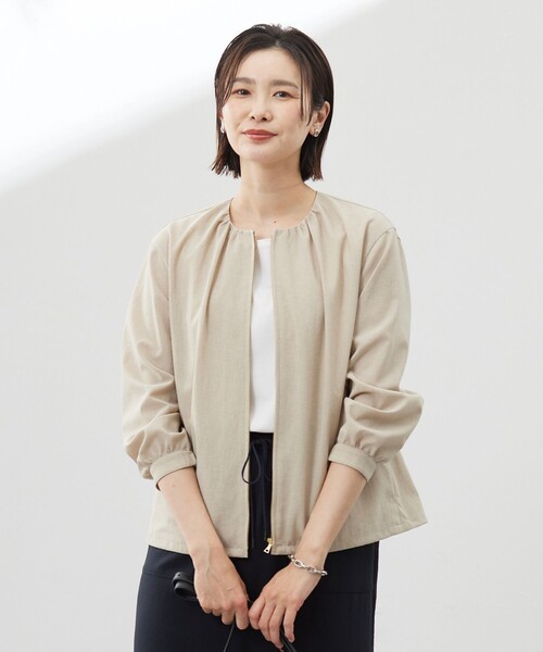 J.PRESS(ジェイプレス)の「【洗える・接触冷感・防シワ・吸水速乾】BREEZE COOL ノーカラー ブルゾン(ブルゾン・レディース・ホワイト系/ネイビー系/ベージュ系/カーキ系・9/11)」の2枚目の写真